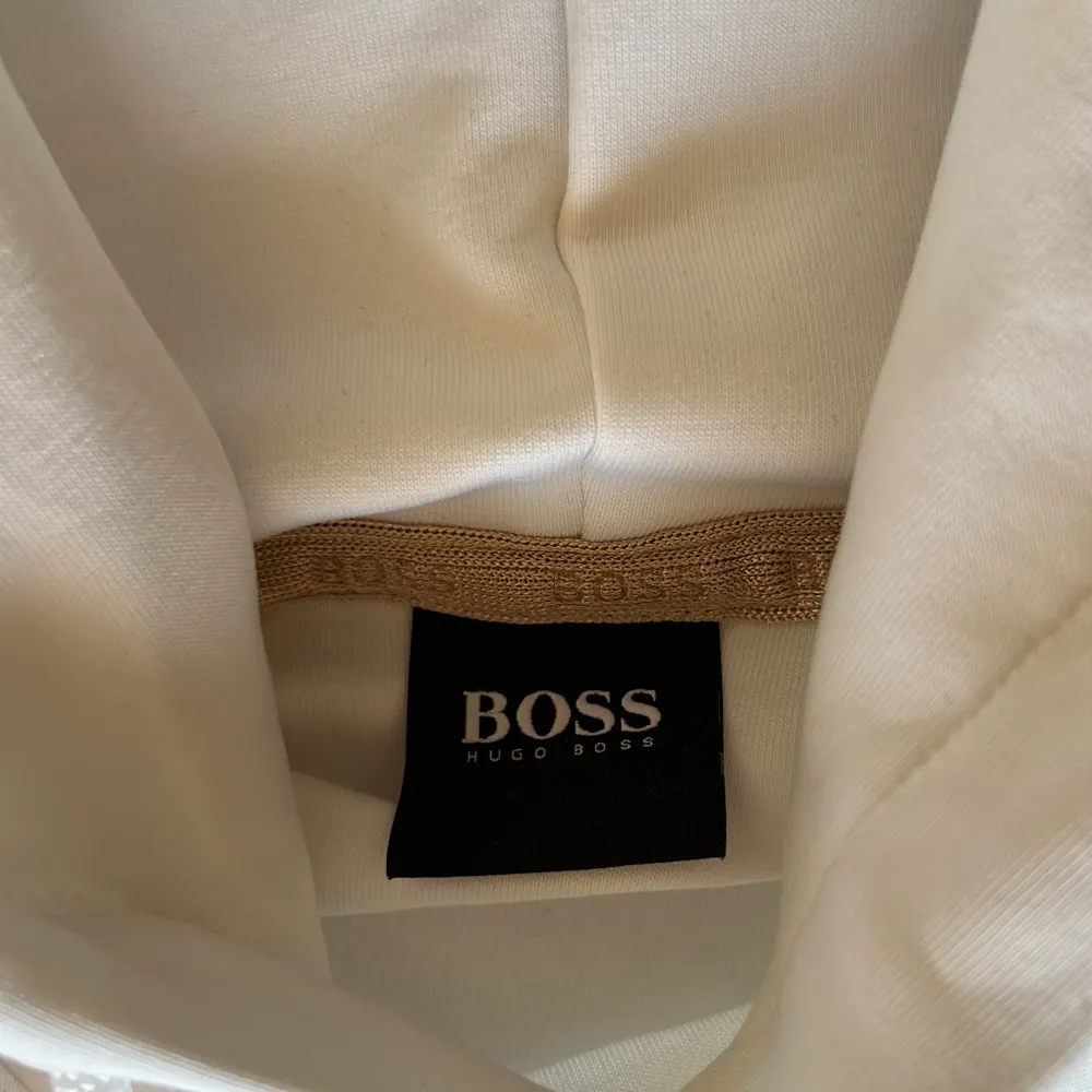 En väldigt fin Hugo boss hoodie som aldrig är använd. . Hoodies.