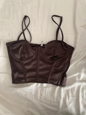 Korsett  - En brun korsett från h&m, den är knappast använd och har inga skador