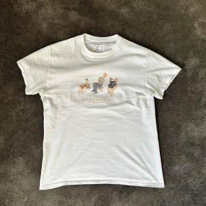 Sour Solutions t-shirt - Riktigt fet t-shirt från märket sour solutions, riktigt bra material och print . Köpt på junkyard. Storlek medium Skick 8.5/10 PM för fler frågor 