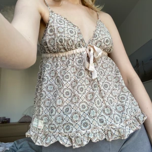 Odd Molly - Säljer en topp från Odd Molly i storleken 1, motsvarar SMALL. Passar också XS. Supersöt ❤️