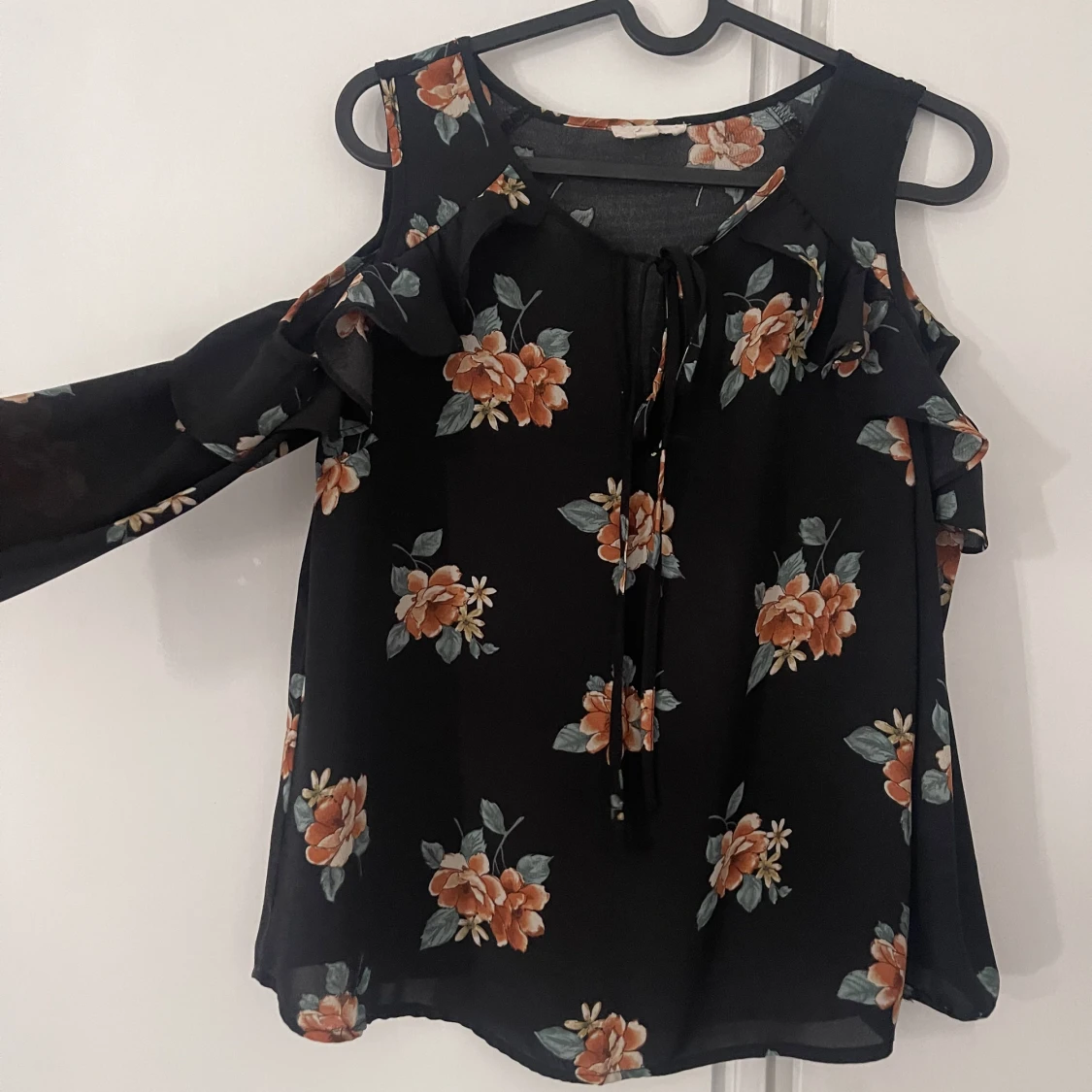 Blus med öppna axlar