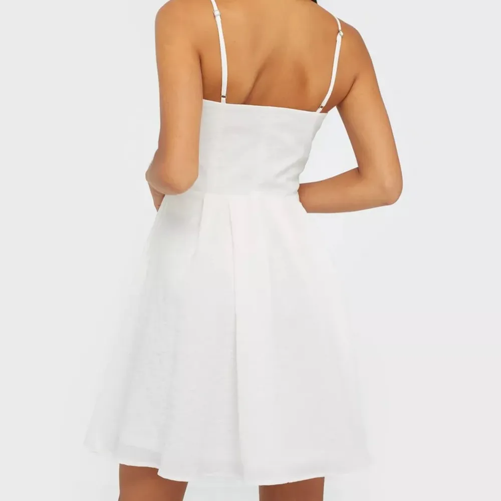 Helt oanvänd vit klänning i storlek 34 / XS ifrån Vila. Var tänkt som studentklänning åt mig men jag ändrade mig i sista sekund. Säljer den för 300kr. Helt ny, ligger i förpackning. . Klänningar.
