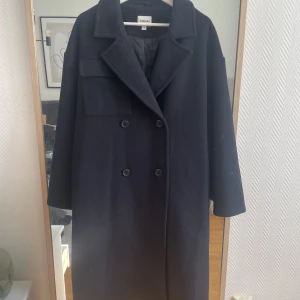 Kappa - Jättefin lång kappa från Kappahl! Jag är 167 och den går till vaderna på mig. Inköpt för 1499kr och har hängt med en höst, väldigt bra kvalite! 