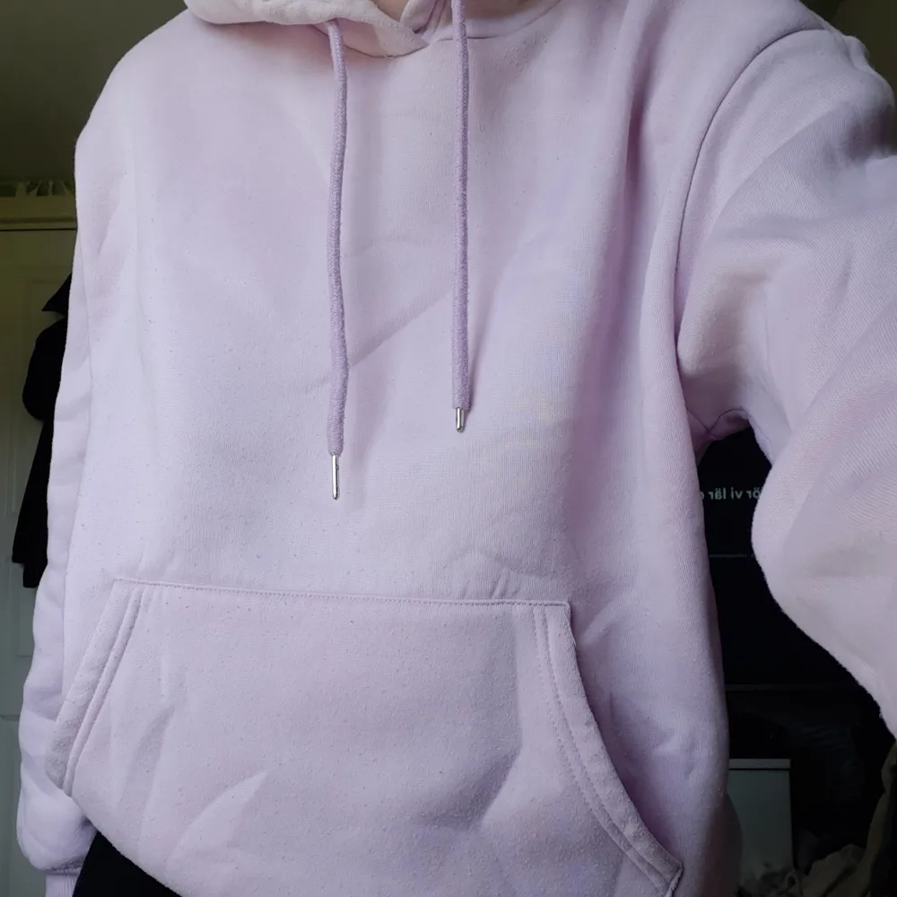 Lila/rosa hoodie från SHEIN. Använd en del ich har ett pyttelitet hål på bröstkorgen (se bild 3) som jag har sytt ihop. Mysigt material.  Skriv för mer info och fler bilder🌸. Hoodies.