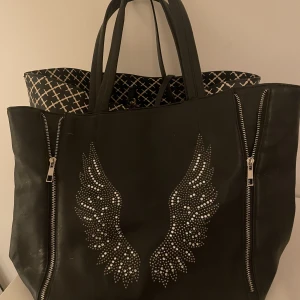 Väska med pärlor  - Väska med pärlor ish. 65kr+frakt. Pris kan diskuteras!
