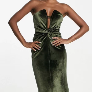 Balklänning -  balklänning i sammet, sitter verkligen uppe, är otroligt bekväm och formar kroppen väldigt fint!! oanvänd - endast prövad! 