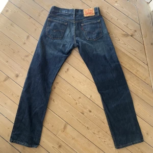 Levis jeans - Så snygga Levis 514 i en mörkblå tvätt. Midjehöjden är mid waist och storleken sitter som en S, trots att det står W30L32. Straight modell. Passar någon som är under 170 cm lång❤️Perfekt skick. Kolla in min profil för massor av andra jeans!💕