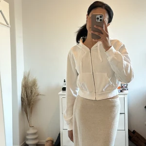 Croppad hoodie från Brandy Melville🤍 - Säljer en hoodie i kortare modell från brandy Melville🤍 ( obs nopprig på insidan, men annars i fint skick) skriv för fler bilder🥰