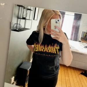 Tröja  - En tröja från märket ”trasher” Den är tidigare köpt här på Plick men jag själv har knappt använt den.