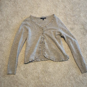 Grå stickad Gant kofta  - Grå stickad Gant tröja liten i storleken fast den är L 