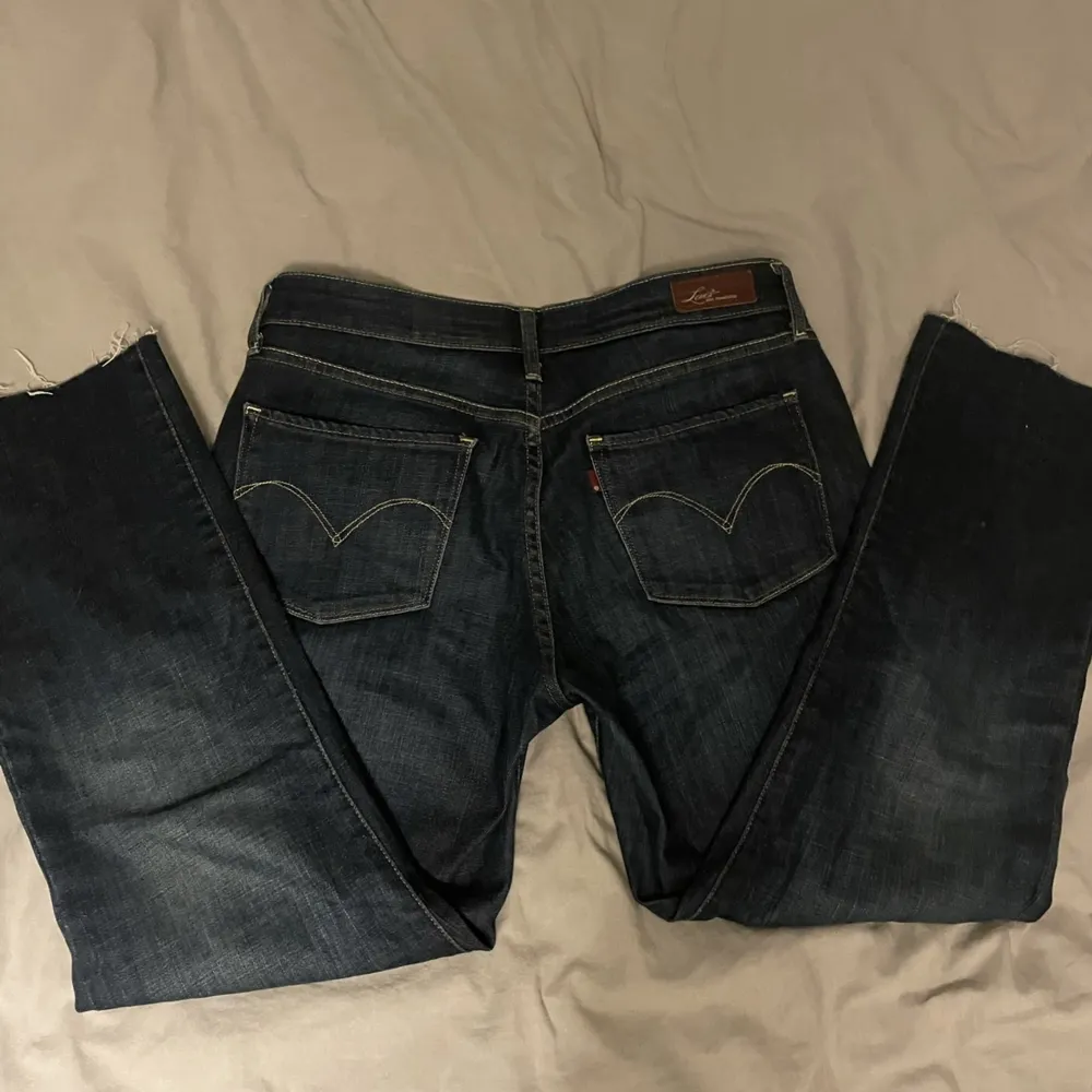 Säljer dessa skitsnygga Levis jeans då dom tyvärr är förstora för mig i midjan!! Storlek US 28/ EU 38 ganska korta i benen. Innerbenslängden är 64!🩷. Jeans & Byxor.