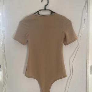 Body - Jättesnygg body i underbart material men är tyvärr för liten för mig. Från PrettyLittleThing i storlek 32🥰