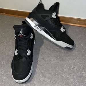 Jordan 4 Balck Canvas - Säljer mina Black Canvas då de är för små. Använda 2 gånger. Pris kan diskuteras.
