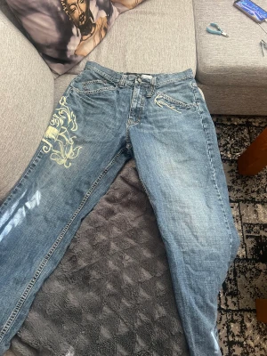 Jeans - Ett par pösiga Jeans passé perfekt på M för det är storlek M
