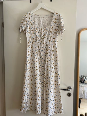 Midi blommig sommarklänning  - Köpt secondhand har ingen lapp!  Passar 36/38  Skönt mjukt tyg och inte genomskinlig. 