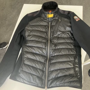 Para jumper jacka  - Para jumper jacka svart herr, storlek M  hör av dig vid frågor och priset kan diskuteras!