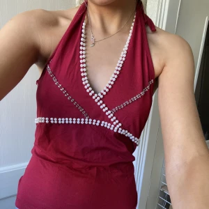 Halterneck top💞 - Så fin röd halterneck topp med fina pärlor på som detalj, så snygg nu i sommar🙌🏿💞💞