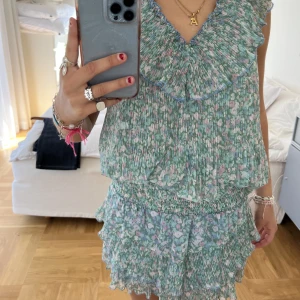 Neo noir sett  - Jättefint neo noir sett i storlek 36, passar på mig som är en storlek M men passar även S. Behöver ej köpas i sett. Om man vill köpa bara kjol eller bara topp så kostar de 400kr. Väldigt bra skick och använt ca 2 gånger Nypris sett: 1300kr Styckvis: 650kr