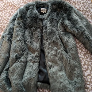 Oanvänd väldigt fin pälsjacka  - En jättefin och superskön jacka från Twist & Tango. Den är så gott som oanvänd då jag inte hittat rätt tillfälle. Köpte den för 1500 kr. 