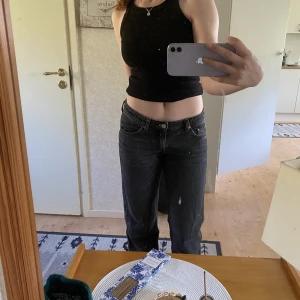 Weekday arrow  - Fint skick, inte mycket använda Stl 26/32. Passar mig som är 164 cm, har vanligtvis s i byxor 200kr plus frakt