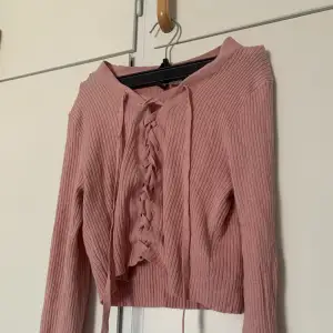 en ribbad rosa tröja med en knytning på framsidan som går att justera hur man vill. skriv om du har frågor eller vill ha flera bilder <33