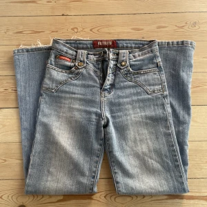 SÅÅÅ snygga lowwaist jeans😁 - Såååå snygga lowwaist jeans men tyvärr för små för mig🥲❤️‍🔥  Innerbenslängd 68 Midjemått 36