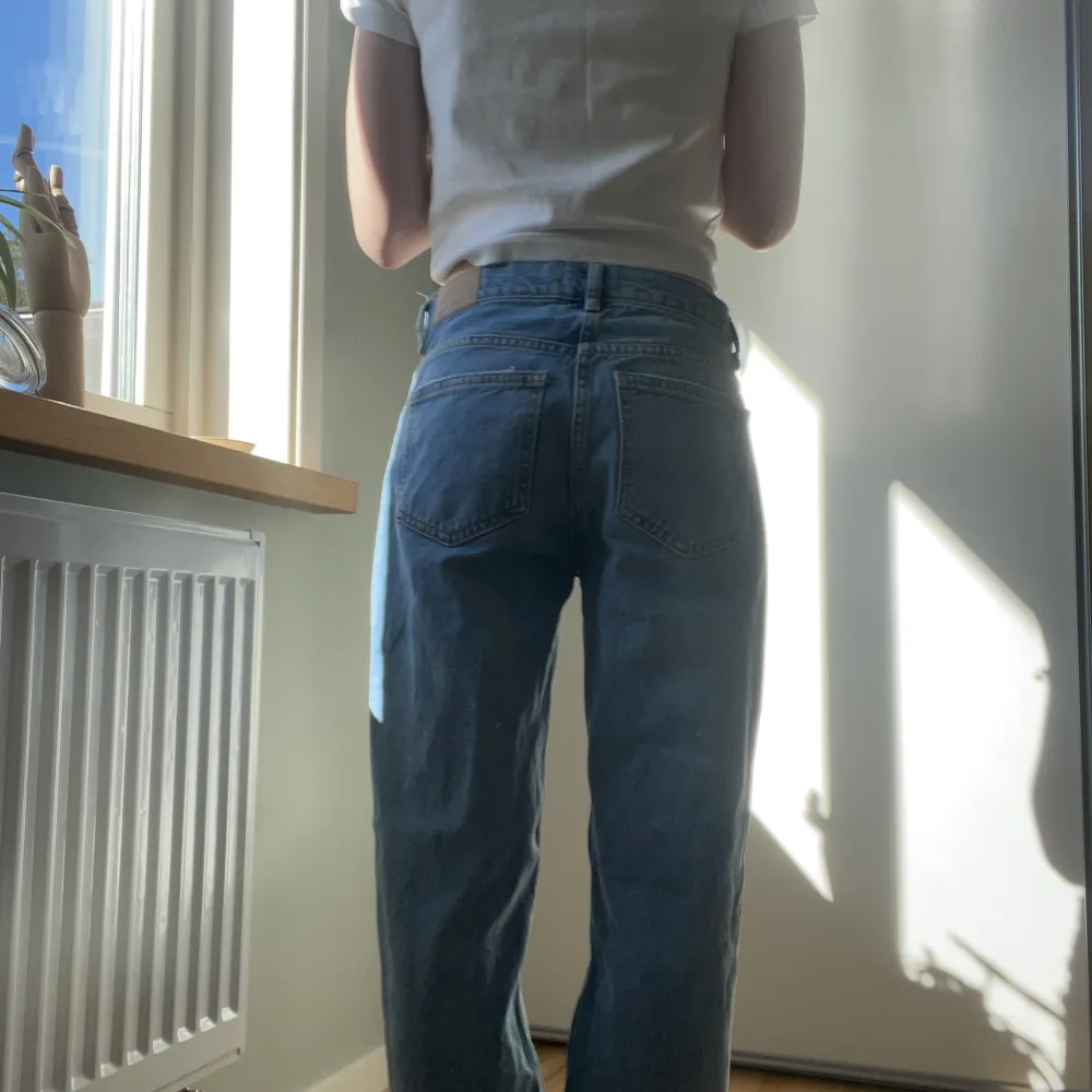 Ginas populära ”low straight jeans”💙 Är i mycket bra skick då jag sällan använder dom!. Jeans & Byxor.