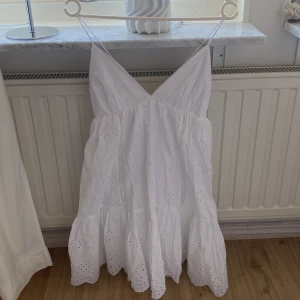 Vit Zaraklänning - Supersöt och trendig Zara klänning som är en sommardröm med bra kvalite. Helt oanvänd klänning, prislapp finns kvar. Frakten ingår i priset💌