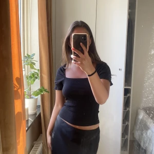 Topp - Svart topp i storlek xs men passar även s. Köparen står för frakten!