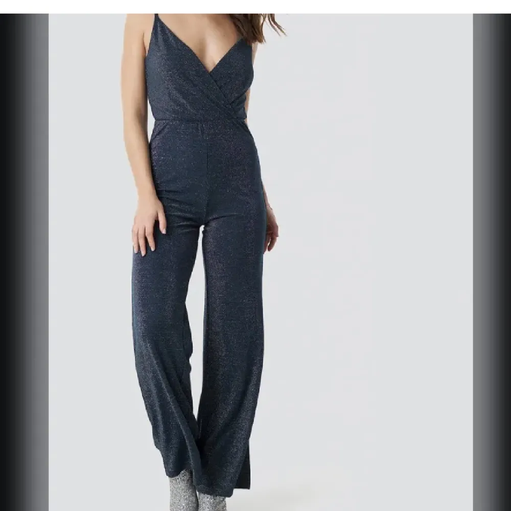 Säljer denna glittriga jumpsuit från Linn Ahlborgs kollektion med Nakd. Använd en gång så inga defekter! Säljer pga den blivit för liten💗. Klänningar.
