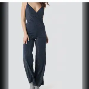 Säljer denna glittriga jumpsuit från Linn Ahlborgs kollektion med Nakd. Använd en gång så inga defekter! Säljer pga den blivit för liten💗