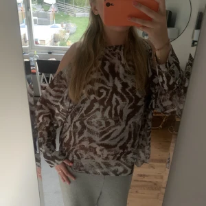 Zara topp - Såå snygg topp från zara. Använd fåtal gånger. Storlek S💕💕