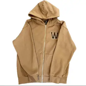 En ljusbrun zip-up hoodie från hm storlek S relaxed fit i perfekt skick