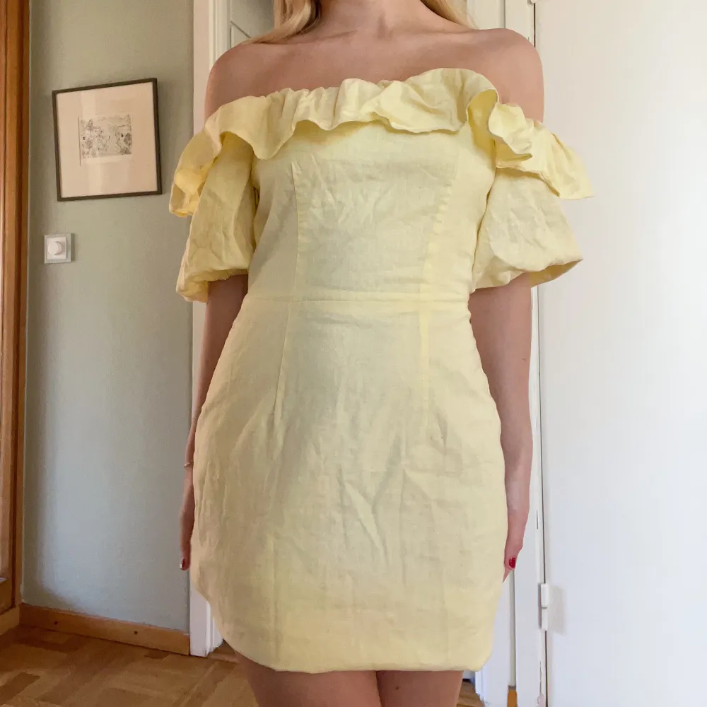 Säljer denna så fina off shoulder klänningen i gult💛 fint skick och världens finaste sommarklänning, har vikt upp den lite på dessa bilder vilket jag brukar göra och den åker inte ner! Den är ca 1 dm längre annars 🌸. Klänningar.