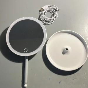 Sminkspegel - En liten och praktiskt sminkspegel med lyse. I bra skick och knappt använd. Kommer med laddare. Ny pris är 499 men säljer för 200 