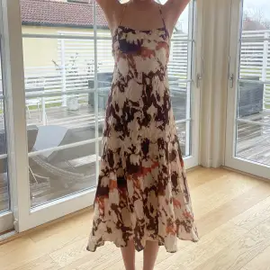 Snygg mönstrad klänning från HM tyvärr för liten på mig (min syster på bilderna) 