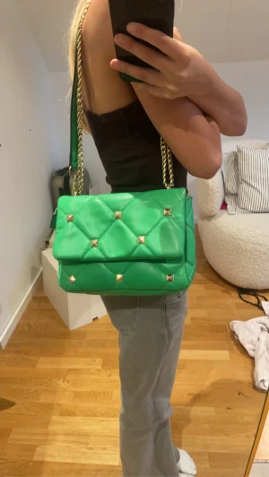 Väska - Säljer denna zara liknande väskan, som inte har kommit så mycket till användning på det senaste. Köpte den i Spanien så vet tyvärr inte märket, man kan även justera väskan lite som man vill💕