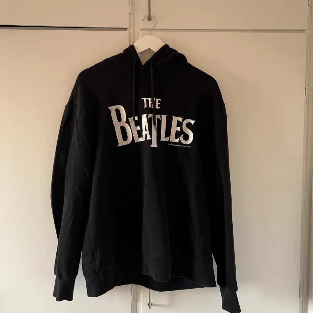 Svart hoodie med The Beatles tryck Stl L 150kr. Hoodies.