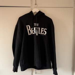Svart hoodie med The Beatles tryck Stl L 150kr