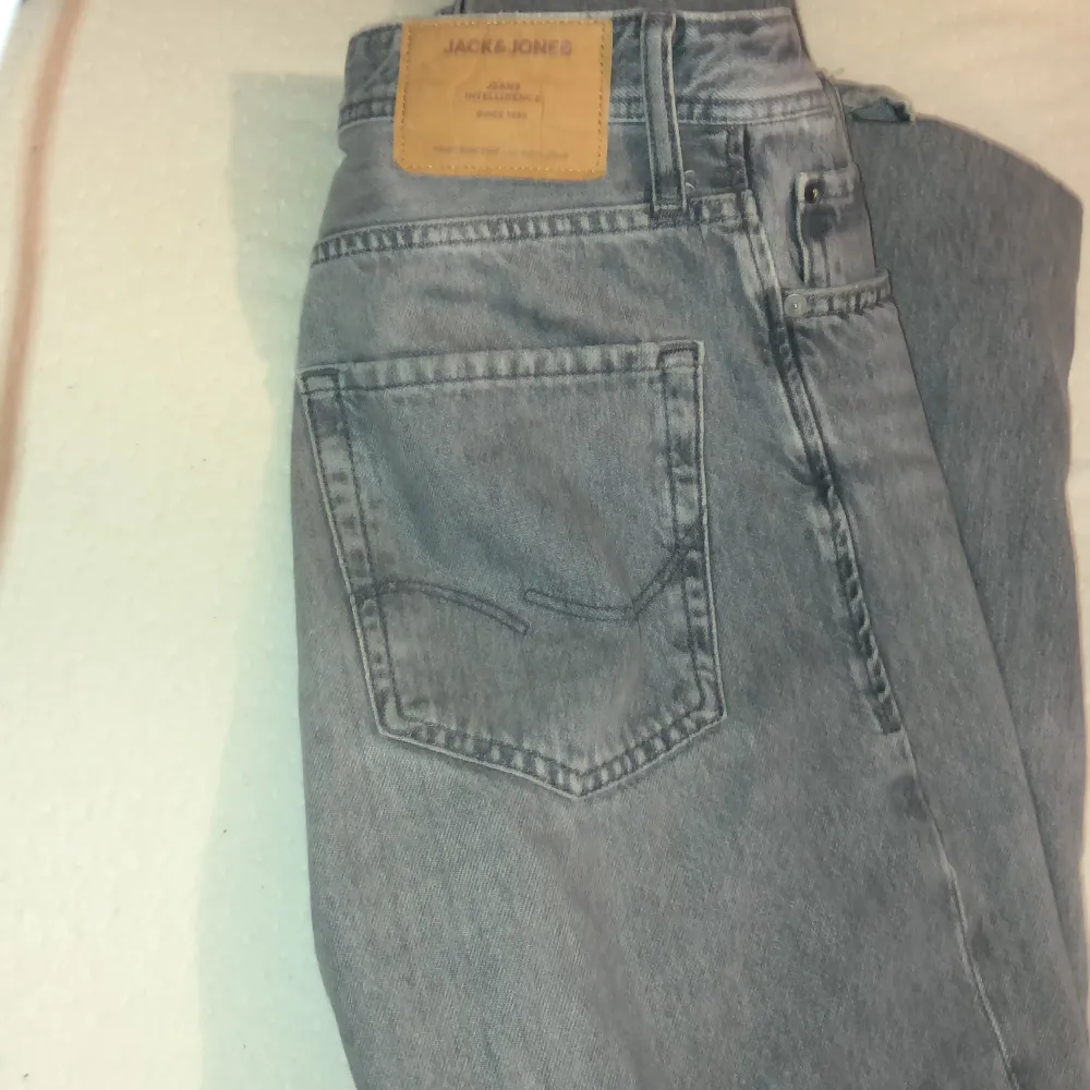 Säljer ett par Jack & Jones jeans i modellen Loose/Chris. Nypris 600. Fett sköna jeans som är väldigt trendiga just nu. Perfekt till våren och sommaren! Vid fundering eller fler bilder är det bara att höra av sig. Använda en del gånger men bra skick.. Jeans & Byxor.