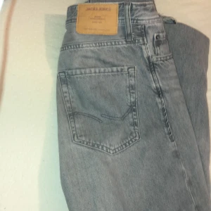 Jack & Jones Jeans - Säljer ett par Jack & Jones jeans i modellen Loose/Chris. Nypris 600. Fett sköna jeans som är väldigt trendiga just nu. Perfekt till våren och sommaren! Vid fundering eller fler bilder är det bara att höra av sig. Använda en del gånger men bra skick.
