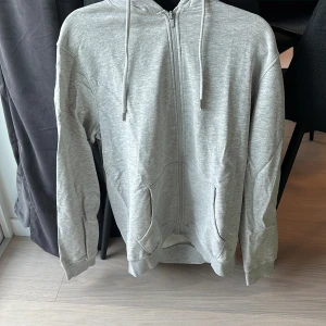 Kofta  - Grå hoodie med dragkedja ifrån Dressmann, i strl M. Passar både MAN och kvinna. Jätte fint skick 
