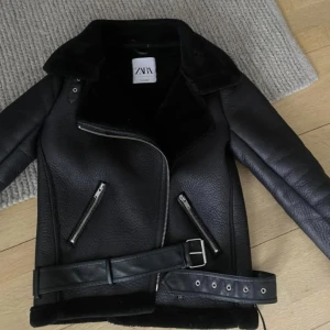 Skinnjacka - En snygga svart skinnjacka med silver detaljer. Väldigt fin! Säljer för 350 kr + 100 kr i frakt. 