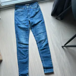 Blåa jeans ifrån Levi’s i strl 29- Mile High super skinny. Passar om man är Ca 170 cm lång. Aldrig använda säljs för 399kr