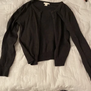 Kofta - Mörkgrå kofta, aldrig använd. 