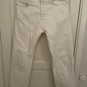 Schysst vita jeans används runt 5 gånger Strl 29/32 (Rött korta så skulle mer säga 29/30