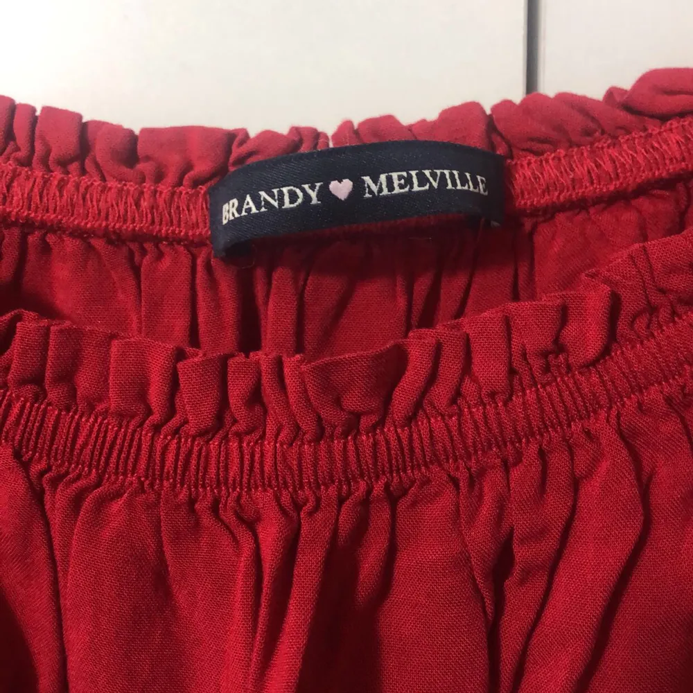 Jätte fin tröja ifrån brandy Melville som är i onesize. Den är väldigt vacker och har en härlig röd färg!. Blusar.