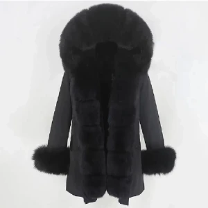 vinterjacka med stor päls - Jackan är använd under 2 vintrar och jackan är lite sliten vid armarna då jag inte använt pälspuffarna som ska sättas på, går att täcka över med puffarna