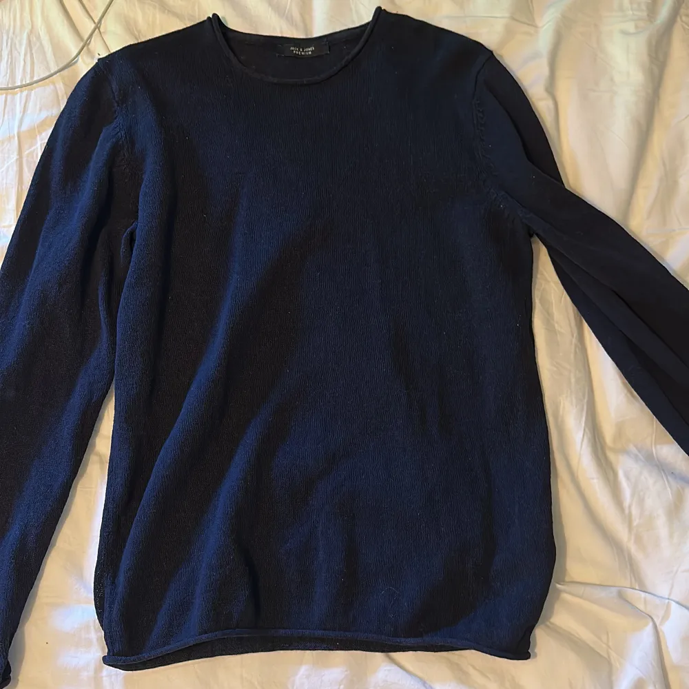 Svart Jack & Jones tröja som passar både S och M. Inte använd en enda gång utan den har bara chillat i garderoben. . Tröjor & Koftor.