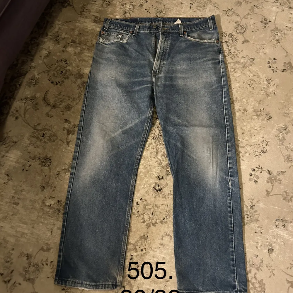 Feta Levis 505 riktigt schysst färg!  Storlek 38/32 men sitter mindre i midjan! Pris 299 kr. Jeans & Byxor.